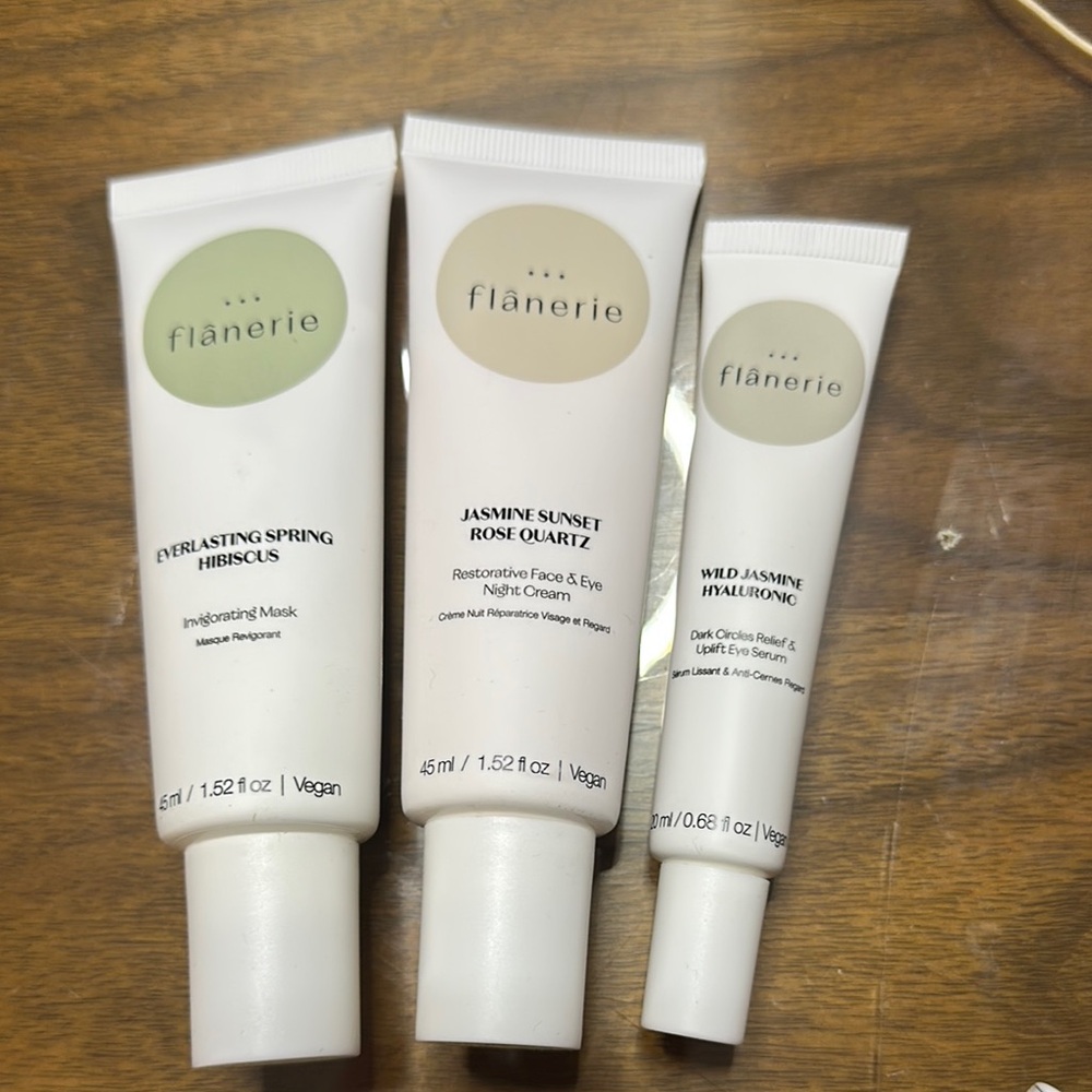 Flânerie Skincare Trio with Green and White Packaging - Picture 4 of 6